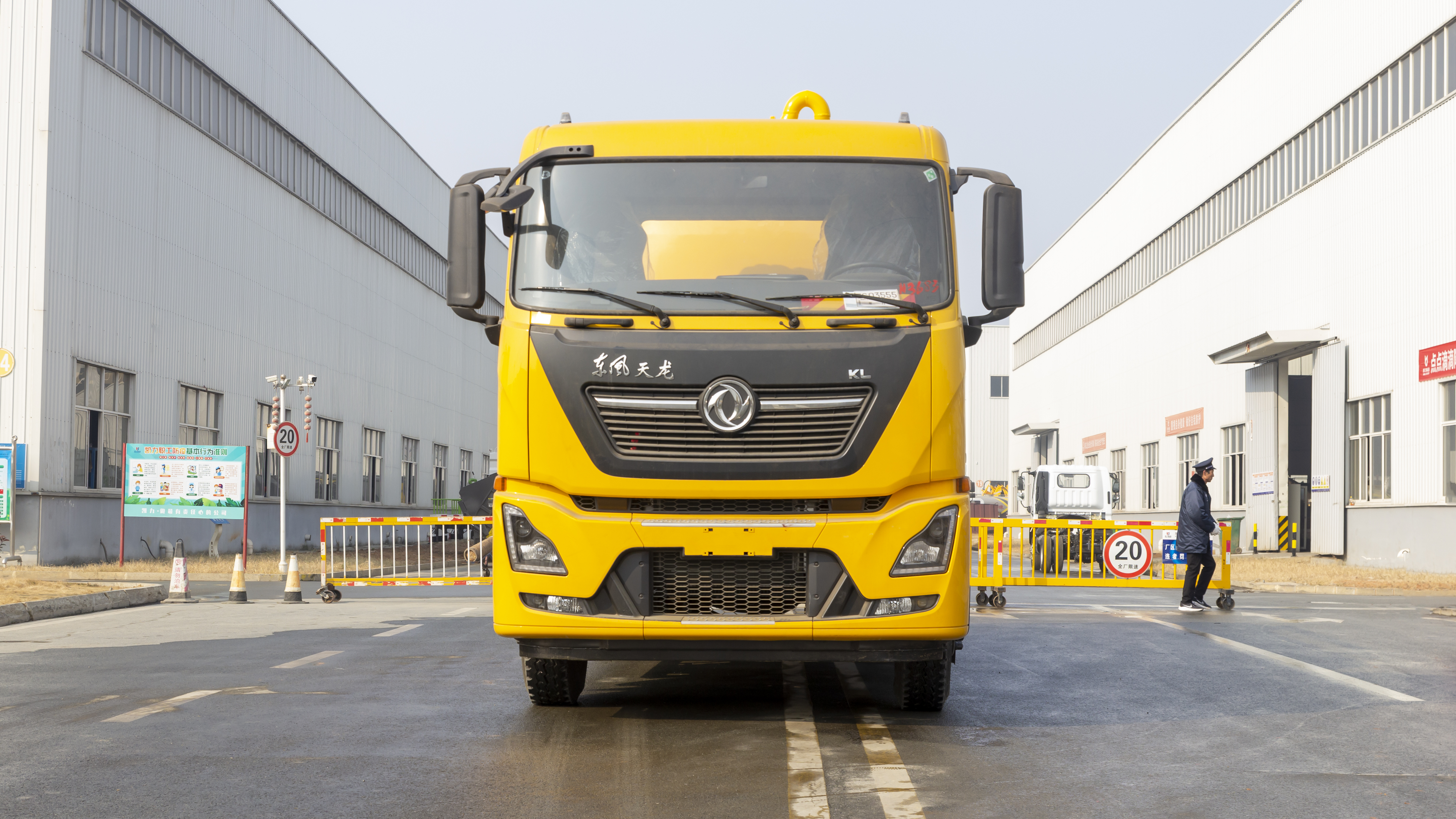 东风天龙清洗吸污車(chē)（一體(tǐ)罐   可(kě)加装副发）（清水  污水21方）