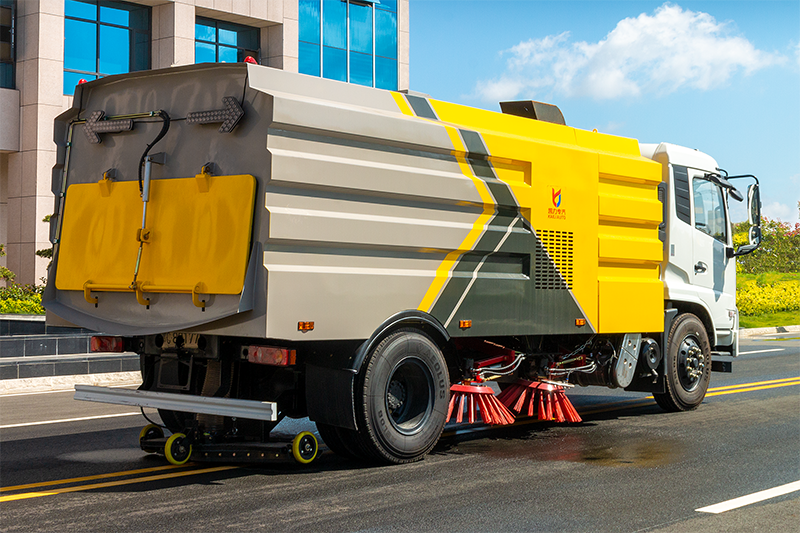 东风天锦扫路車(chē)(4水8尘)