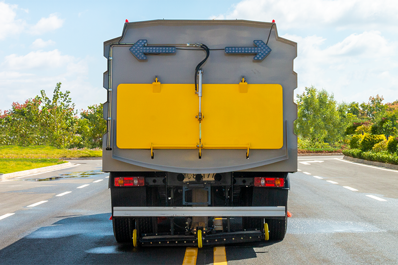 东风天锦扫路車(chē)(4水8尘)