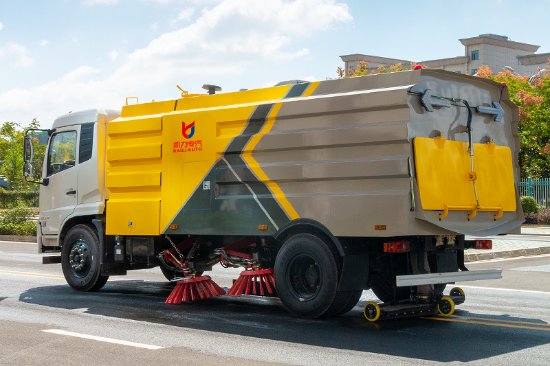 东风天锦扫路車(chē)(4水8尘)